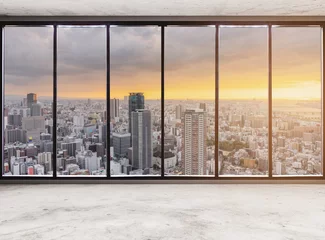 Ingelijste posters Architectuur Lege moderne binnenruimte met uitzicht op de stad van de wolkenkrabber in zonsondergang, leeg zakelijk kantoor interieur  © SasinParaksa