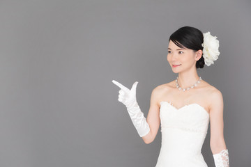 ウェディングドレスを着た女性