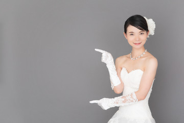 ウェディングドレスを着た女性