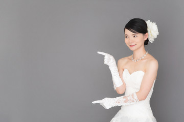 ウェディングドレスを着た女性