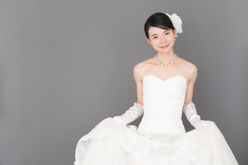 ウェディングドレスを着た女性