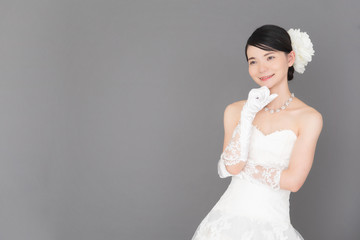 ウェディングドレスを着た女性
