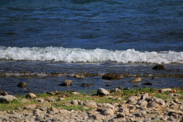 Wellen brechen am Ufer, am Comer See in Italien