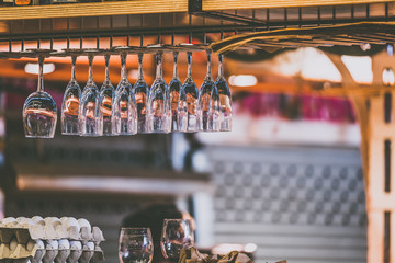 Verres à vin et à cocktails suspendus dans un bar	
