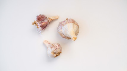 Czosnek z ogródka leżący na białym tle