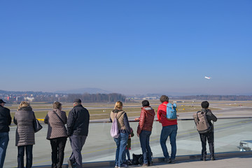 Zuschauer auf der Flughafenterrasse, Kloten/Zürich, Schweiz