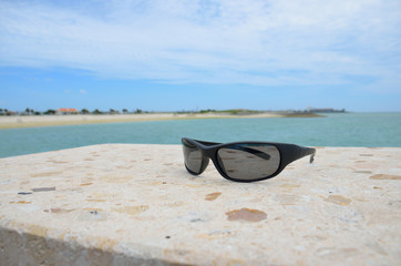 海辺にサングラス