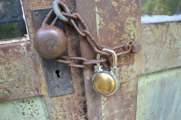 南京錠で閉ざされた扉