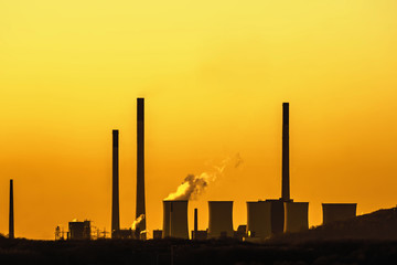 Fototapeta na wymiar Kraftwerk bei Sonnenuntergang