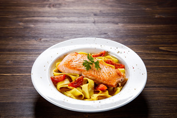 Pasta with grilled salmon and vegetables