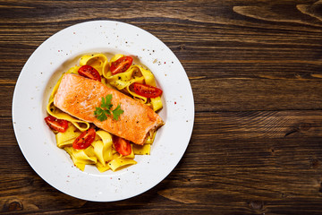 Pasta with grilled salmon and vegetables