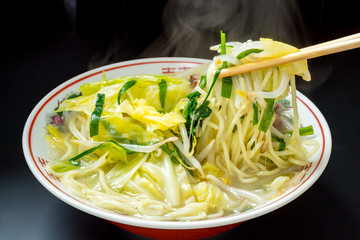 タンメン,湯麺,野菜,温野菜,麺類,ラーメン,中華そば,黒背景,あったかい,熱い,ゆげ,日本食,キャベツ,にら,もやし,おいしい,hot,アジア,和風,東洋,食べ物,ランチ,ディナー,お昼,メニュー,レストラン,食堂,ドライブイン,塩気,塩分,カロリー,食物繊維,料理,食事,麺,中華,コピースペース,湯気,中華麺,黒バック,フレッシュ,スパイス,日本料理,飲食店,和風イメージ,居酒屋,ホット