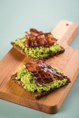 Avocado Bacon Brot mit Vollkorn Sonnenblumenkern zum Frühstück