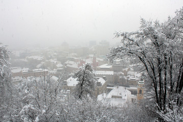 Città di Lubiana bianca di neve e alberi