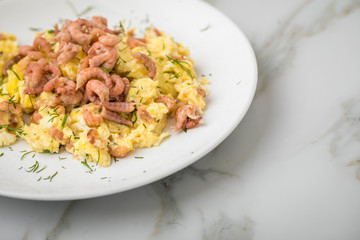 Krabben Rührei mit Friesischen Nordseekrabben und Dill auf Marmor Hintergrund