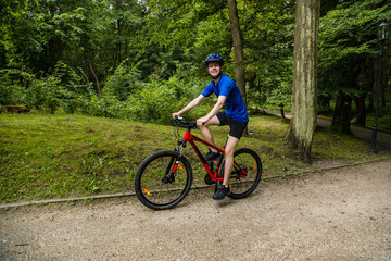 Naklejka premium Young man biking in city park