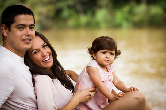 Fam&iacute;lia brincando juntos no parque