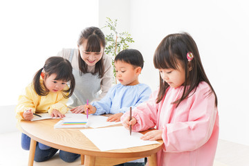 保育士と子どもたち