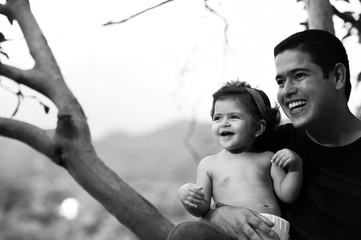 pai e filha ao ar livre no parque