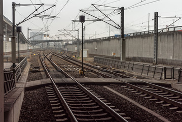 Obraz na płótnie Canvas Schienennetz bei düsterem Wetter