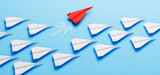 Roter Papierflieger bei Kurswechsel - Durchstarten