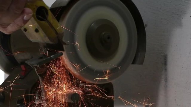Esmeril, afiando ferramenta no esmeril da oficina
