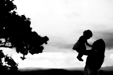 mãe e filha ao ar livre no parque