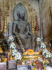Phra Khantharat en Templo Wat Na Phra Mane o  Wat Na Phra Meru en la ciudad isla de Ayutthaya en el subdistrito de Tha Wasukrii, Tailandia