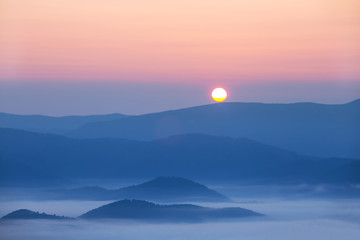 Fototapeta premium quiet sunrise over the misty mountain valley
