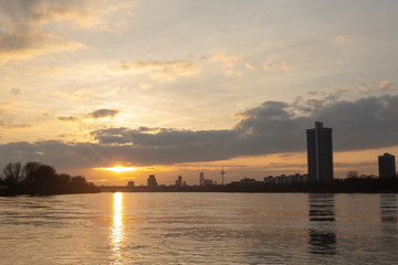 Obraz premium Köln (Cologne) Stadt Silhouette von Mülheim aus