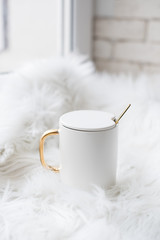 Obraz na płótnie Canvas Luxurious new china coffee mug with golden handle