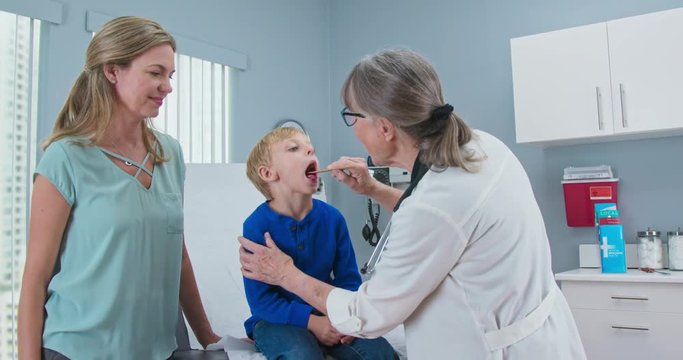 Doctor Using Tongue Depressor Photograph by Science Photo Library