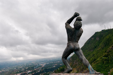 Muskoloese maenliche Statue