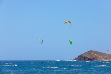 Windkiting auf dem Meer vor der Küste