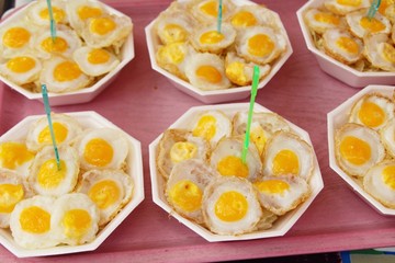 Grilled eggs is delicious in street food