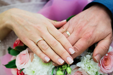 Obraz na płótnie Canvas Wedding couple hands with wedding rings