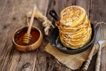 piles de pancakes avec du miel 
