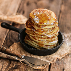 piles de pancakes avec du miel 