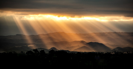 rays of sun on mountains