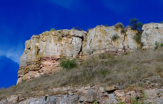 Vue de profil de la  Roche de Solutr&eacute; et de ses pelouses calcaires s&egrave;ches en &eacute;t&eacute;