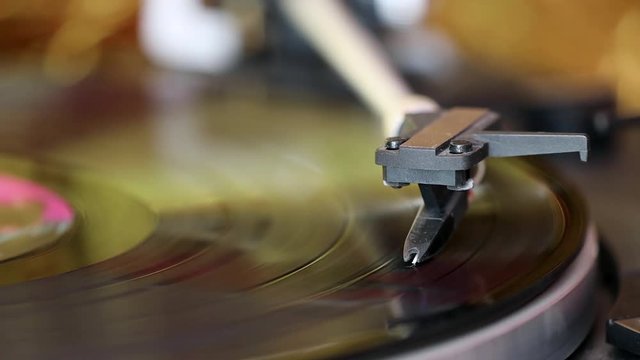 Plattenspieler mit Langspielplatte f&uuml;r Musik 