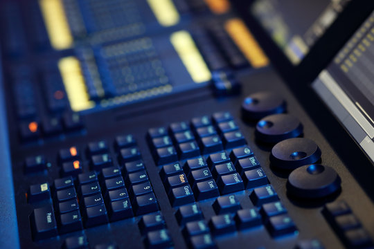 moving light controller with LCD screens