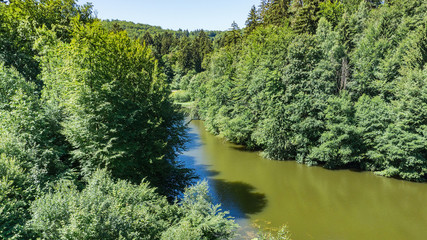 Ein Fluss im Wald