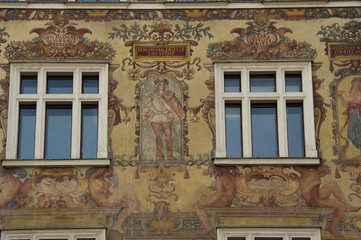 Une façade ancienne peinte dans une rue de Prague