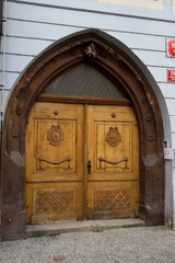 Belle porte en bois en forme d'ogive à Prague