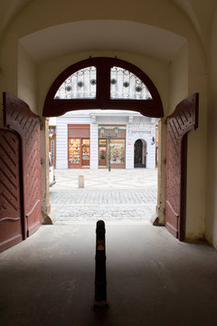 Une porte coch&egrave;re &agrave; Prague