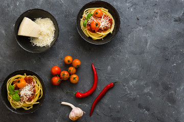 makaron z sosem pomidorowym spaghetti