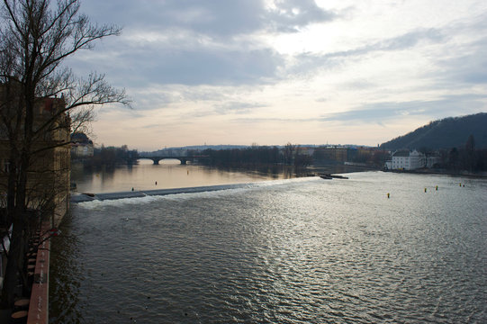 Chute d'eau sur la vitava &agrave; Prague au coucher du soleil