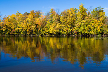 Fototapeta na wymiar Canadian autumn reflection