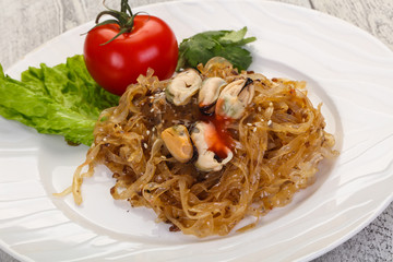 Wok noodle with mussels